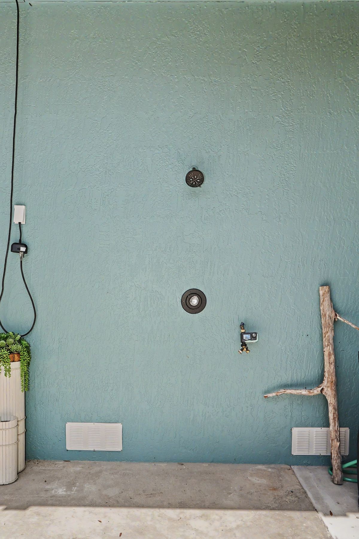 The outdoor shower on the aqua wall at The Rusty Hook Riverhouse, Old Homosassa, Florida