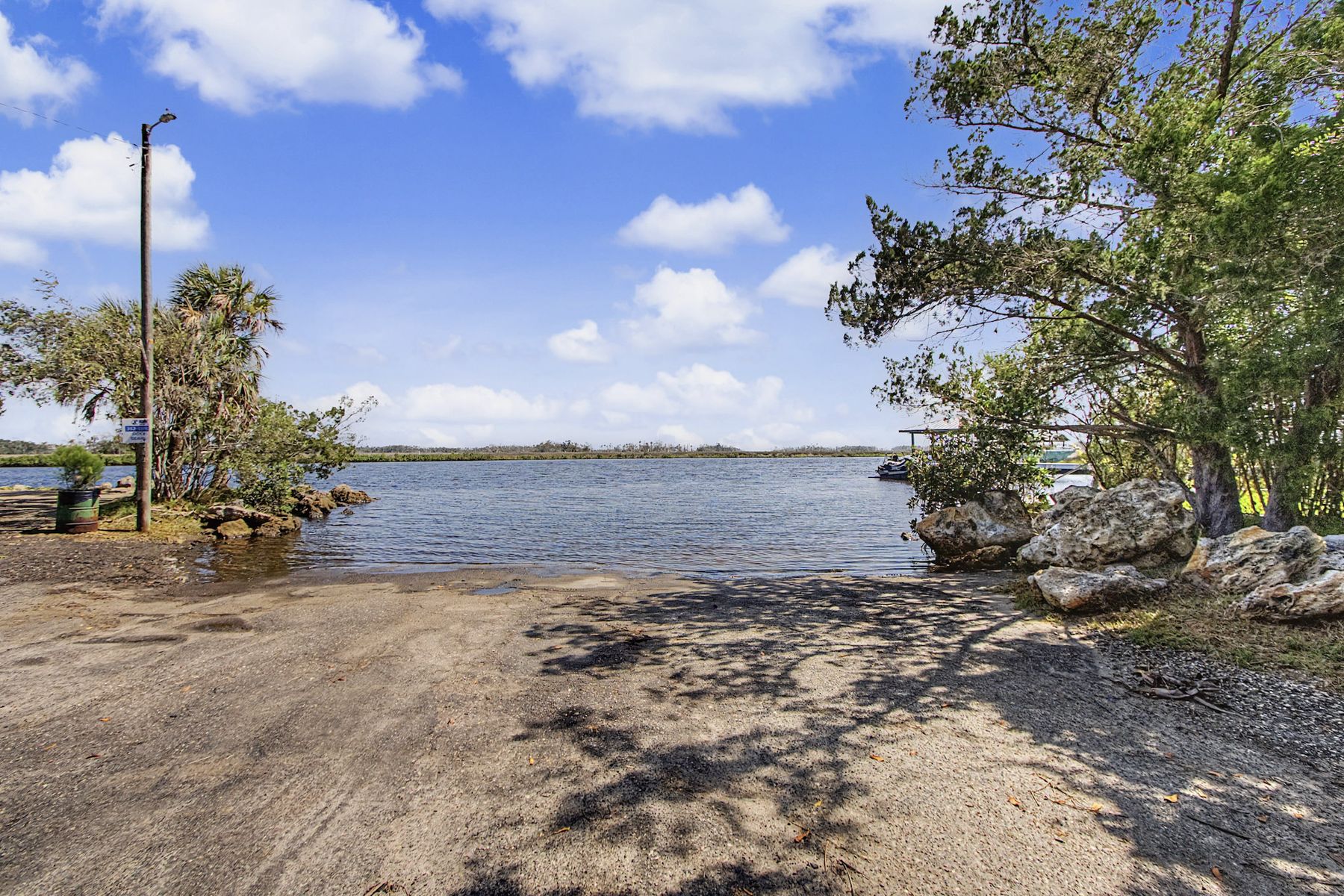 The public ramp shoreline a short way down the road at The Rusty Hook Riverhouse, Old Homosassa, Florida