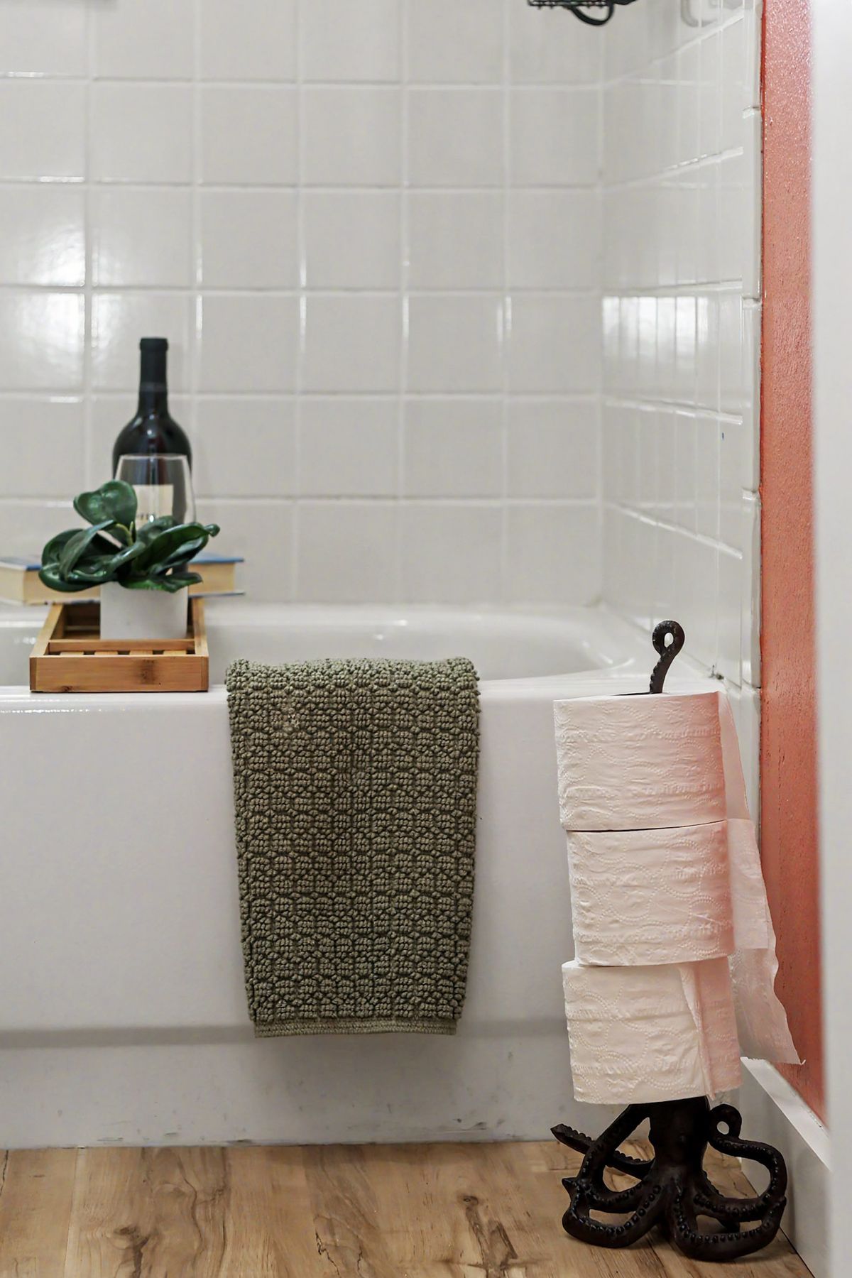 Tub and towels at The Rusty Hook Riverhouse, Old Homosassa, Florida