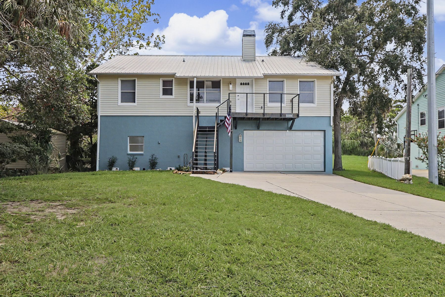The front elevation and the long driveway at The Rusty Hook Riverhouse, Old Homosassa, Florida