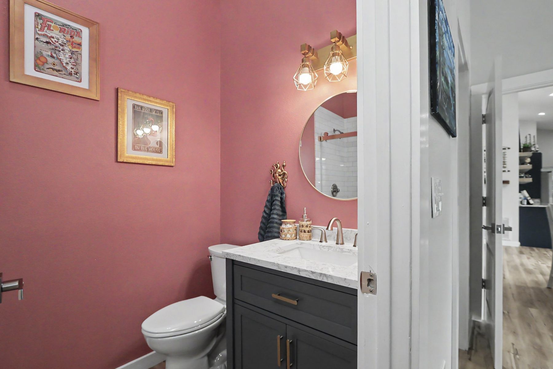 The second bathroom from the doorway at The Rusty Hook Riverhouse, Old Homosassa, Florida