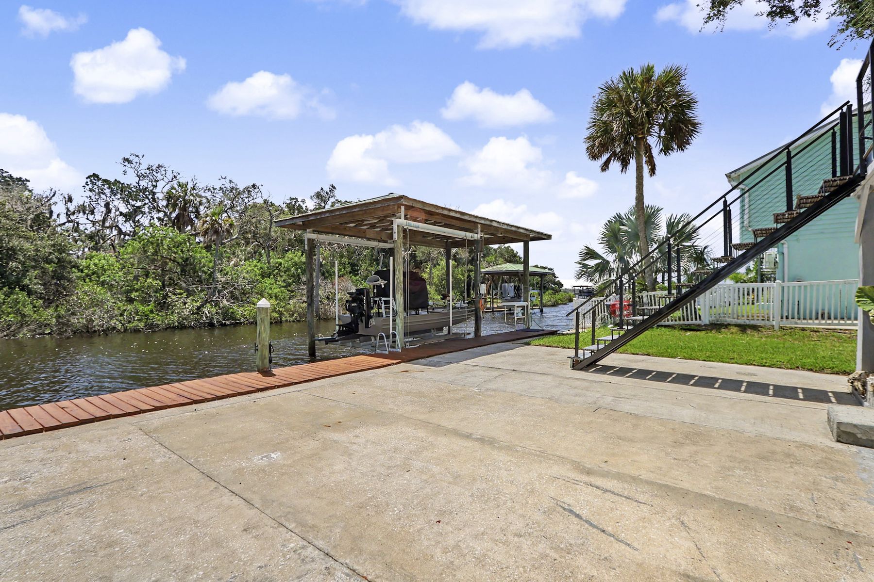 The waterside apron, the seawall and the creek at The Rusty Hook Riverhouse, Old Homosassa, Florida